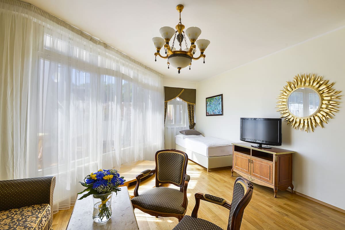 Appartement, 2 slaapkamers, terras, uitzicht op stad | Woonkamer | Een 60-cm lcd-televisie met satellietzenders en een televisie