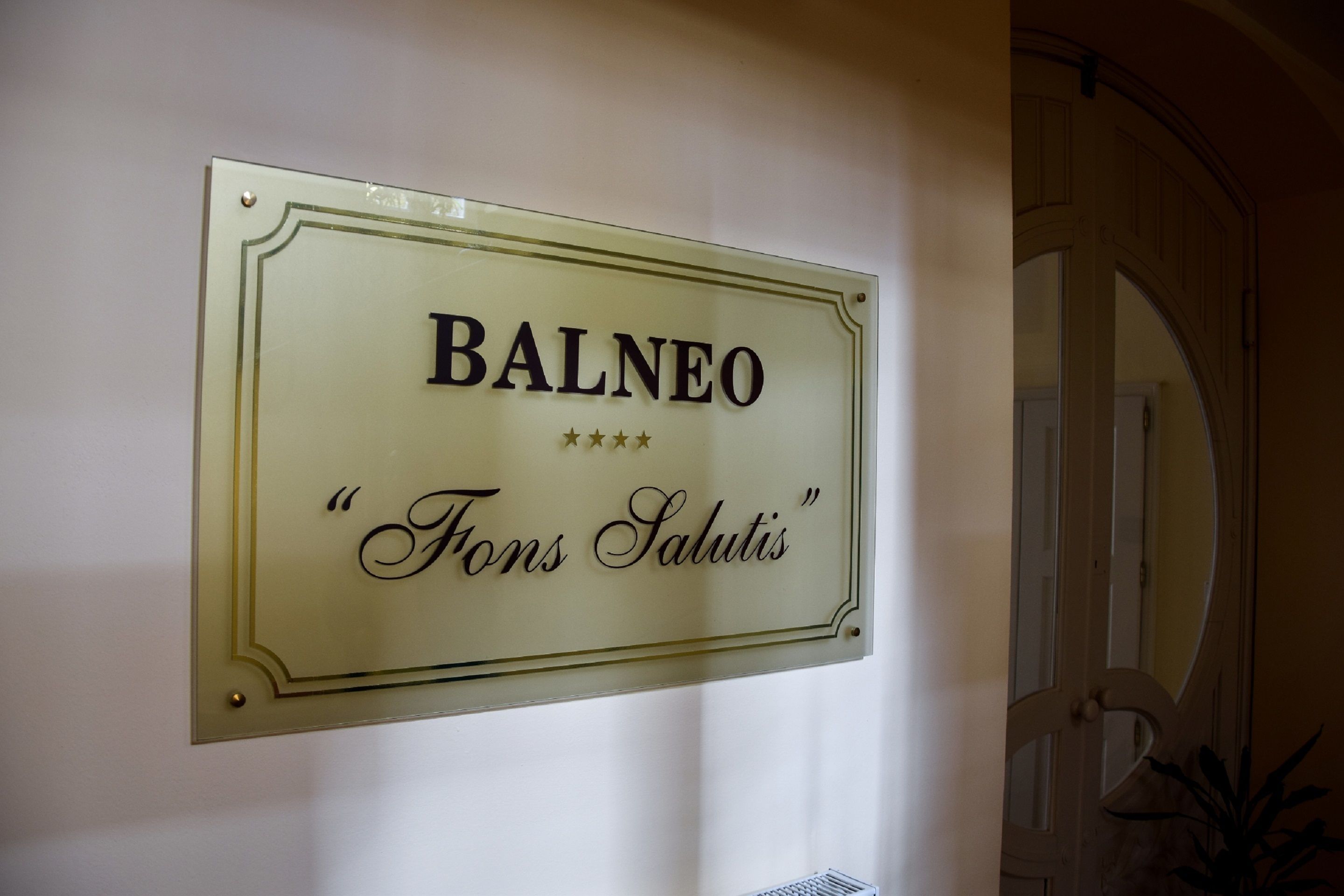 body treatments, hydrotherapy, aromatherapy, hot stone massages