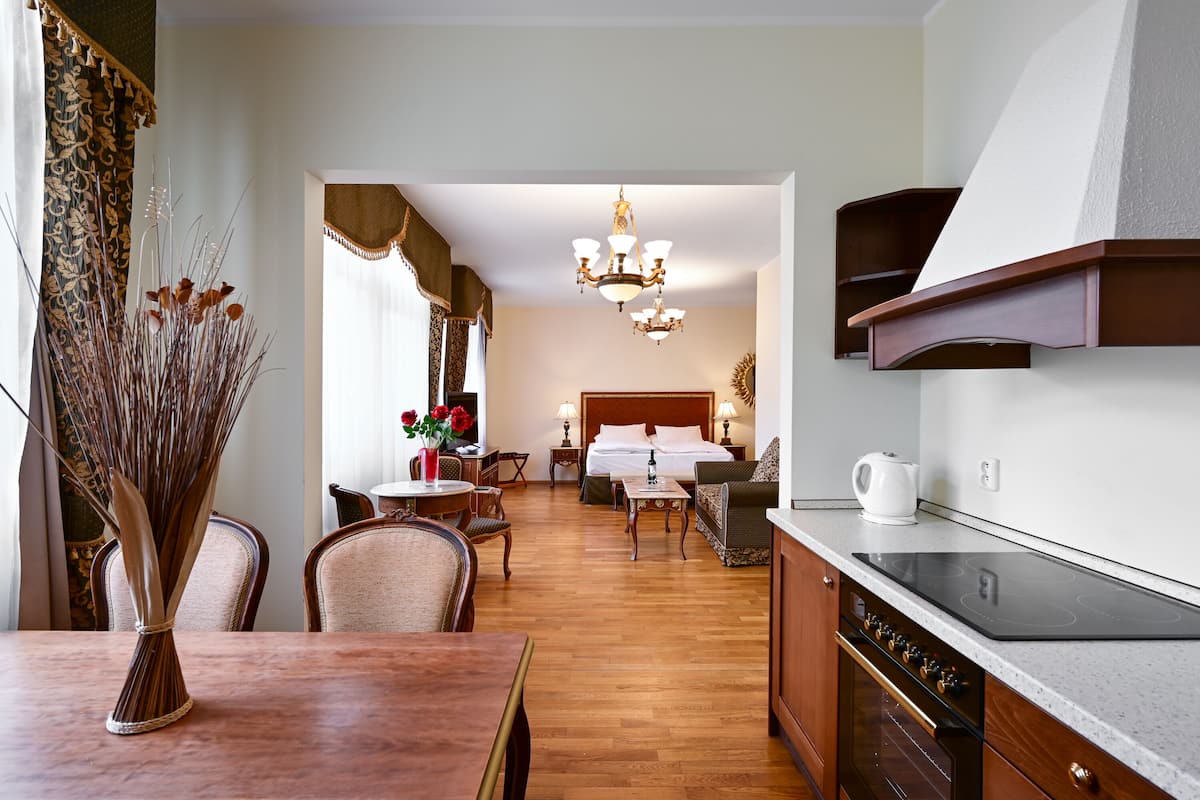 Studio, balkon | 1 slaapkamer, een kluis op de kamer, verduisterende gordijnen