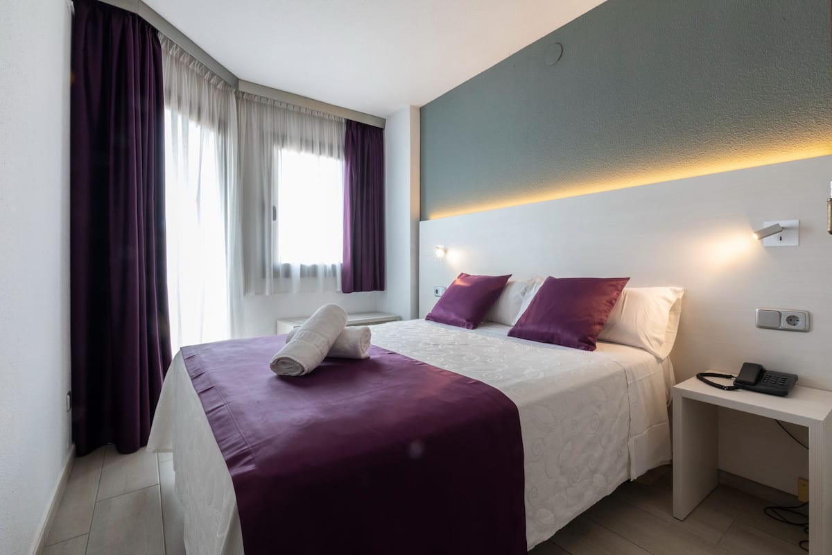 Desk, laptop workspace, WiFi (free), bed sheets