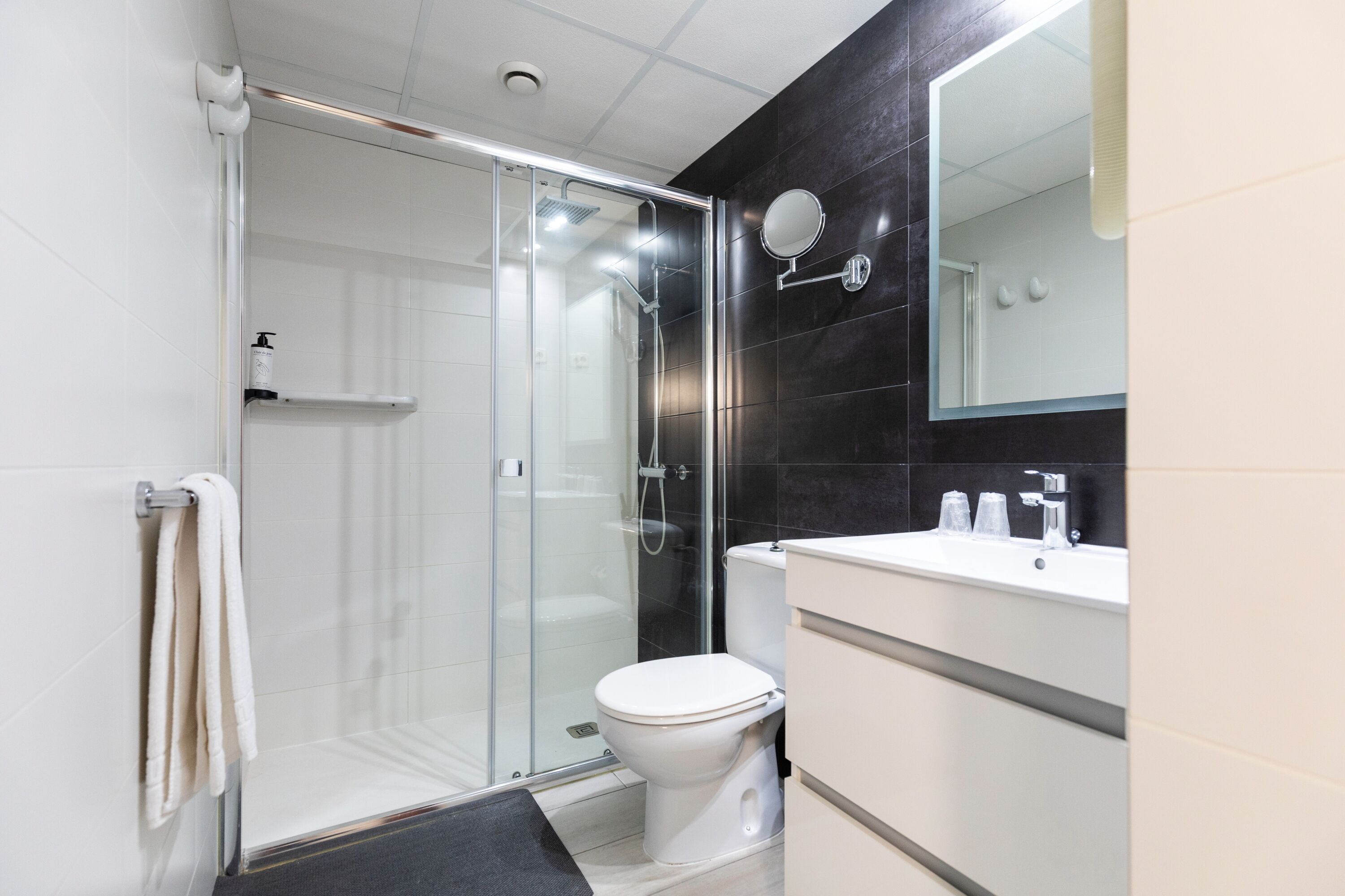 Junior suite, terras, uitzicht op zwembad (Superior) | Badkamer | Een haardroger, handdoeken, zeep, shampoo