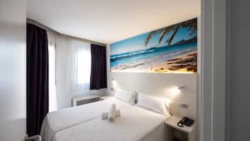 Familie appartement, 2 slaapkamers, balkon, uitzicht op de stad | 1 slaapkamer, een bureau, een laptopwerkplek, gratis wifi