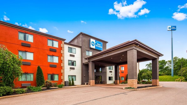 A Best Western hotel with a red and beige facade, a covered entrance, and a clear blue sky. - Best Western Danville Inn (Danville)
