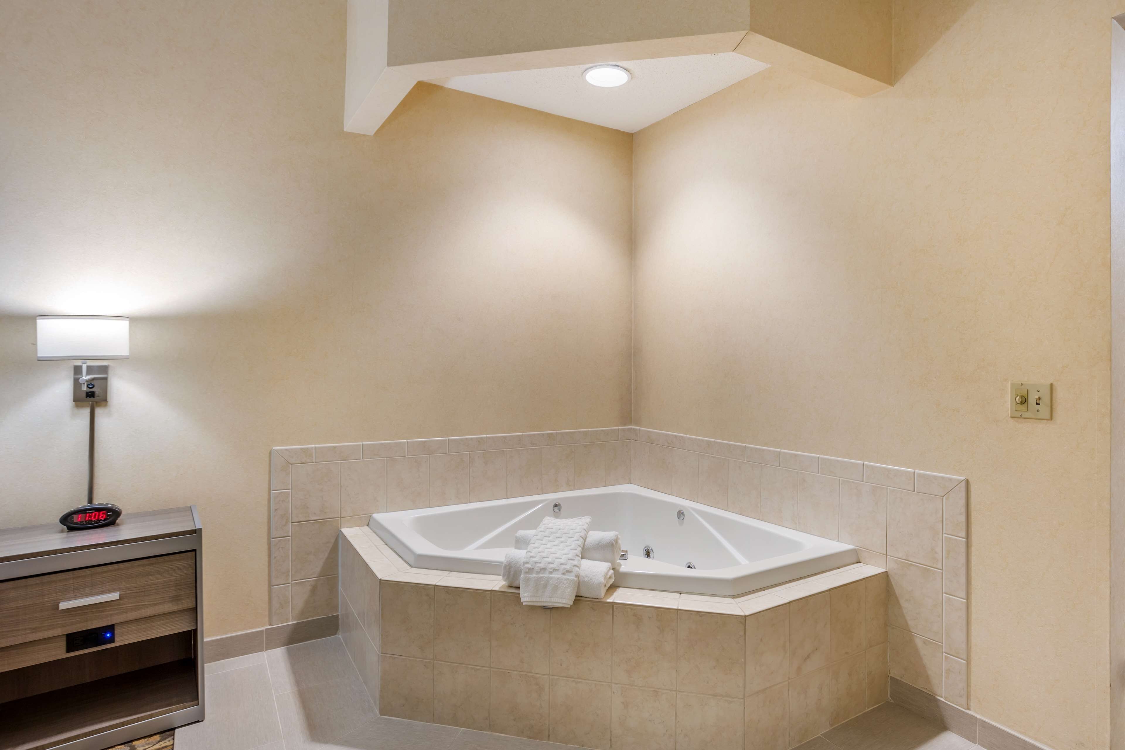 standard room, 1 king bed, non smoking, jetted tub | desk, laptop workspace, iron/ironing board, wifi