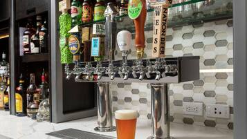 Un bar avec de nombreux robinets à bière et un verre de bière.