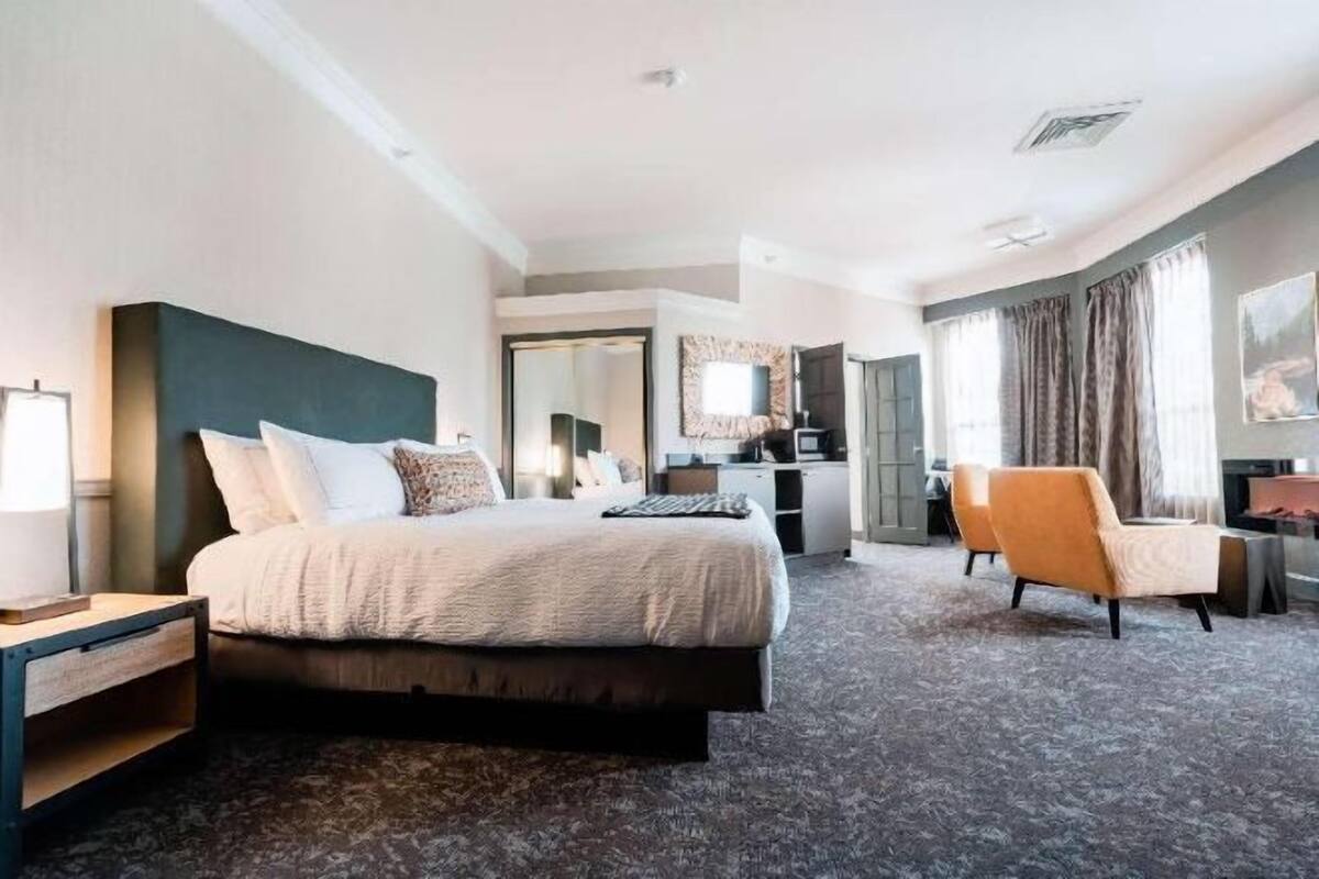 In-room safe, desk, iron/ironing board, cribs/infant beds