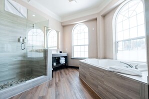 Suite estudio Deluxe, 1 cama King size | Baño | Amenidades de baño de diseñador, secadora de cabello, toallas 