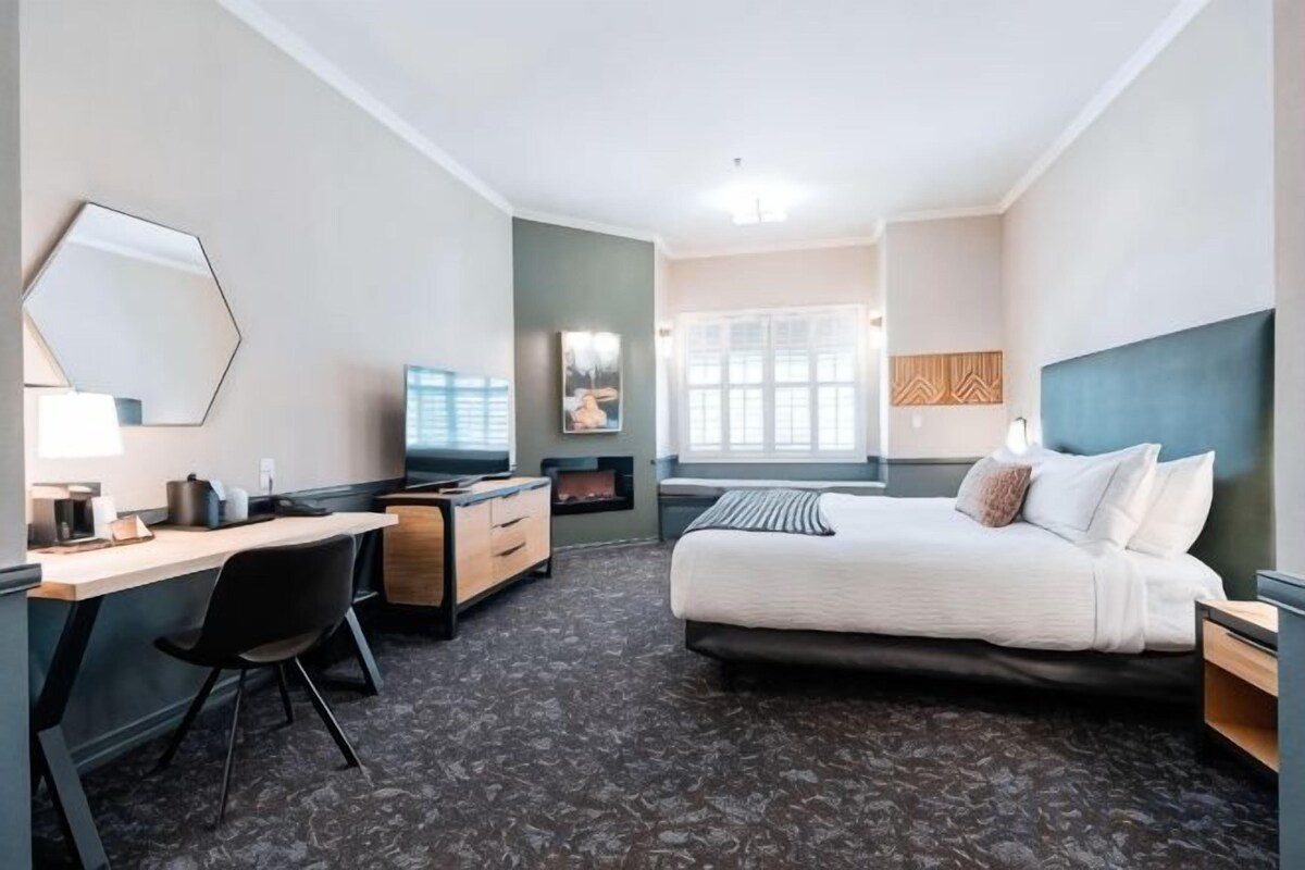 King Room With Mobility Accessible Tub