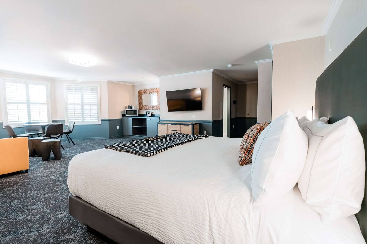 studio suite, 1 king bed | in-room safe, desk, iron/ironing board, cots/infant beds