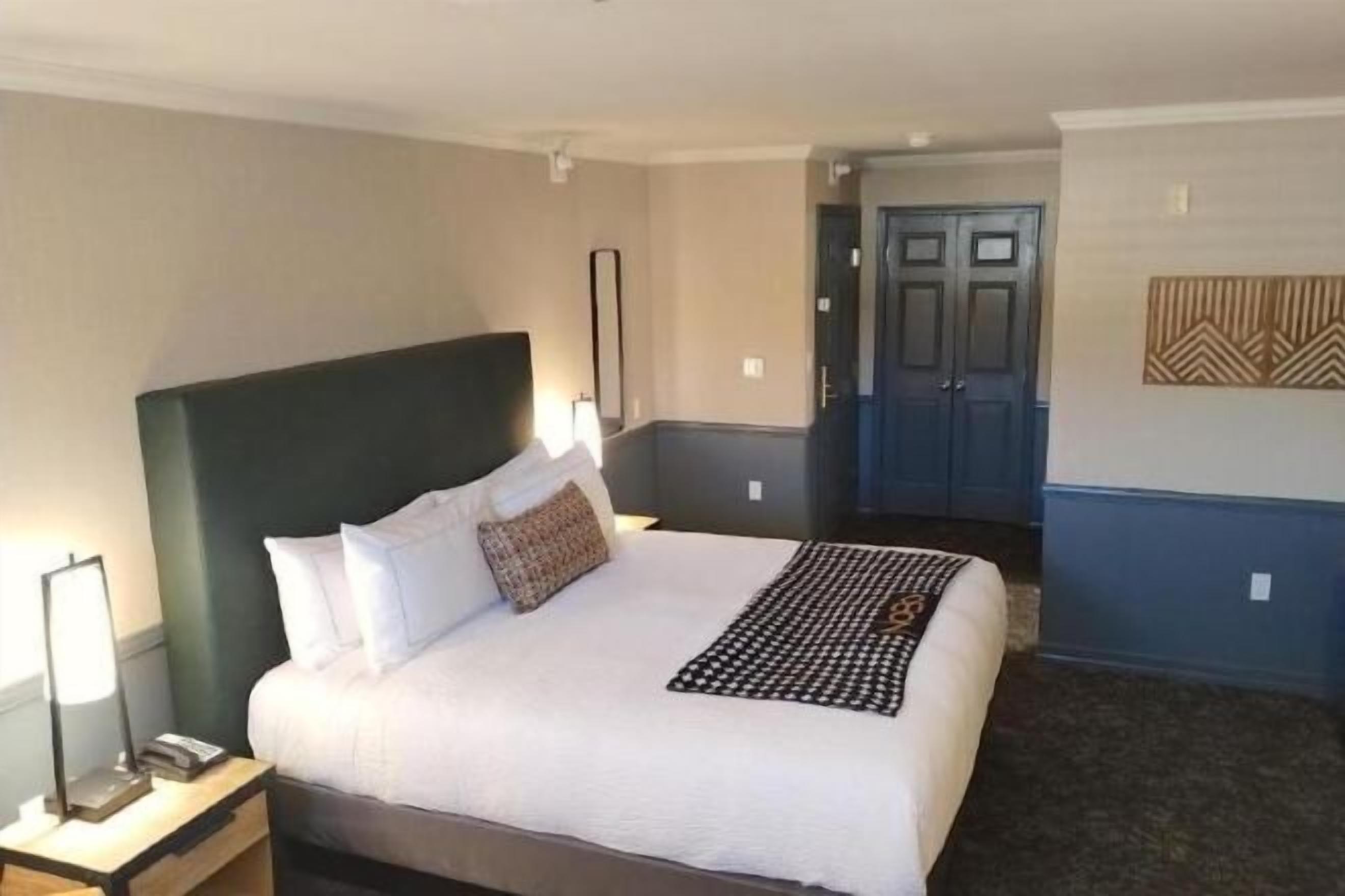 Zimmersafe, Schreibtisch, Bügeleisen/Bügelbrett, Babybetten