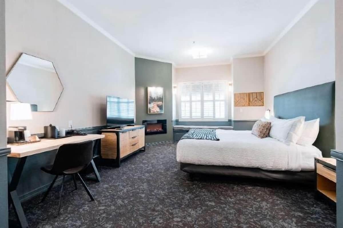 In-room safe, desk, iron/ironing board, cribs/infant beds