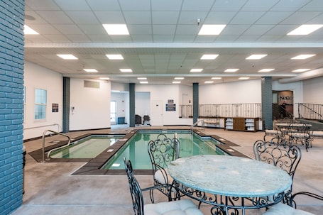 Una piscina techada, sillones reclinables de piscina. Hotel NoBo Cascade, Tapestry Collection by Hilton