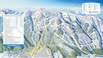 Un mapa detallado de la estación de esquí con los telesillas, senderos y puntos clave marcados, como Summit Express y Tamarack Summit.