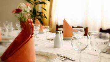 Phục vụ bữa sáng, bữa trưa, bữa tối, đặc sản vùng