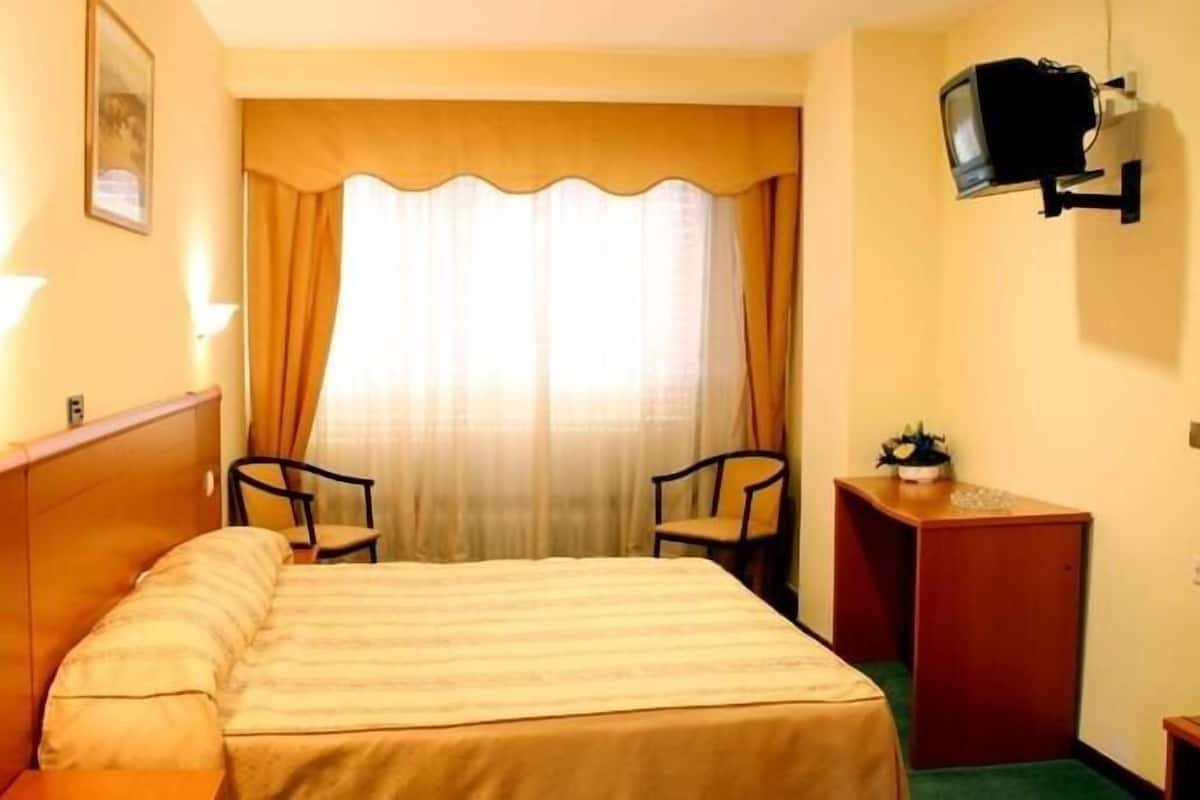 Bàn, màn/rèm cản sáng, bàn ủi/dụng cụ ủi quần áo 