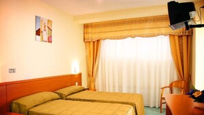 Desk, blackout curtains, iron/ironing board (on request) - Las Vinas (Arteixo)