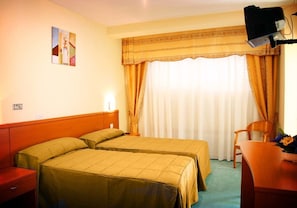 Bureau, rideaux occultants, fer et planche à repasser