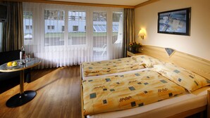 Premium bedding, in-room safe, desk, blackout drapes - Saaserhof Apartments (Saas-Fee)