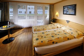 Premium bedding, in-room safe, desk, blackout drapes