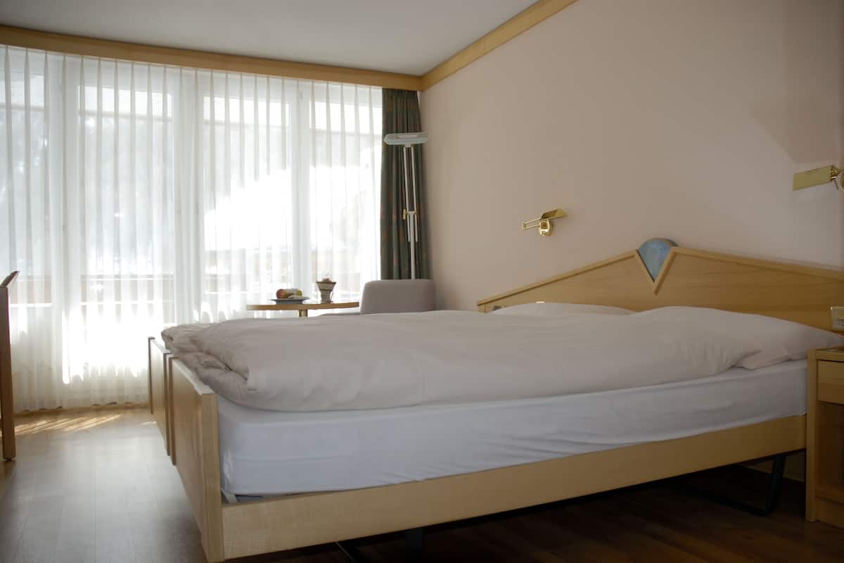 Premium bedding, in-room safe, desk, blackout curtains