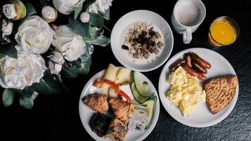 Se ofrece un desayuno bufé todos los días (por un coste adicional)