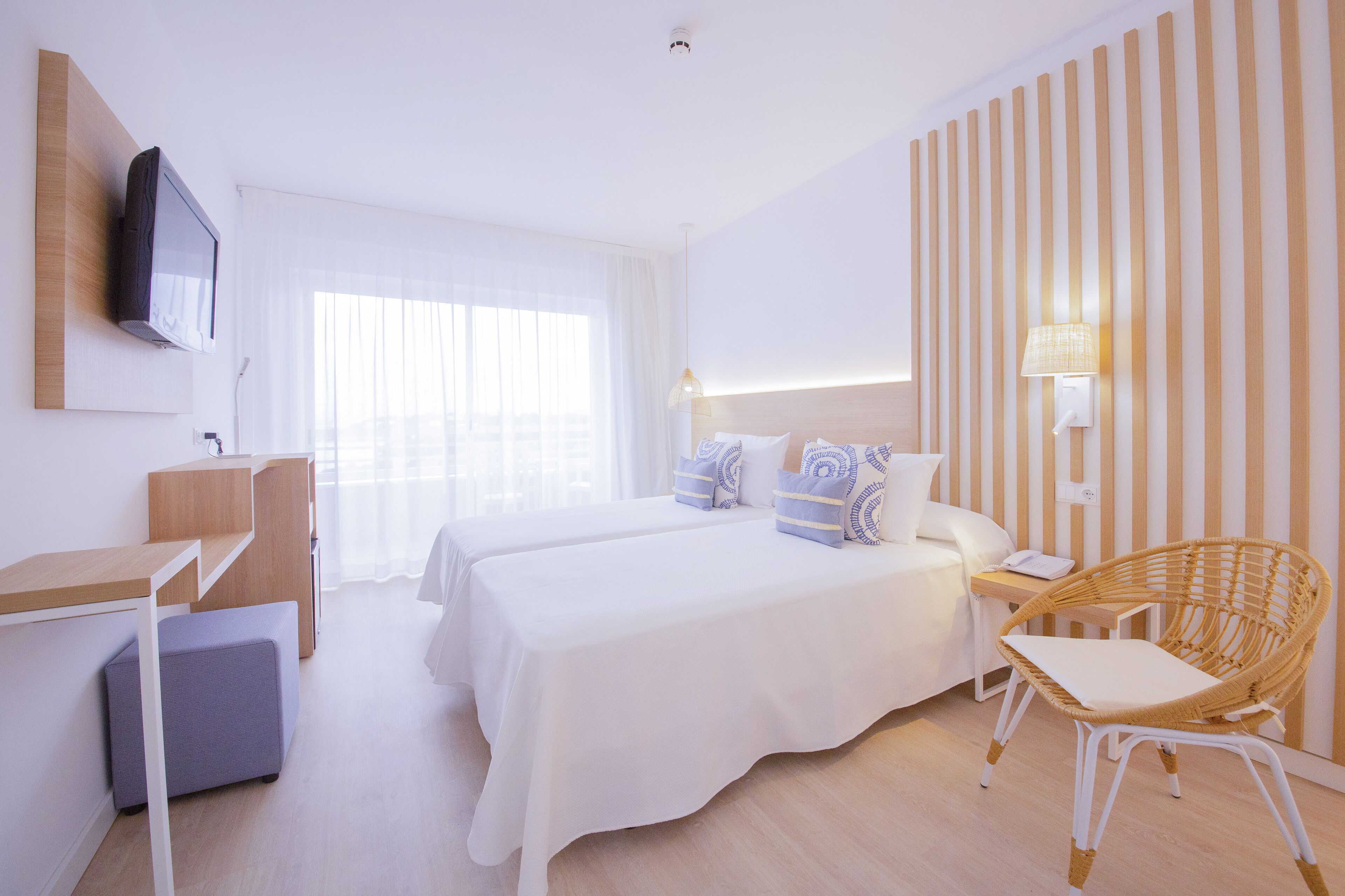 Chambre Double | Minibar, coffres-forts dans les chambres, bureau, rideaux occultants