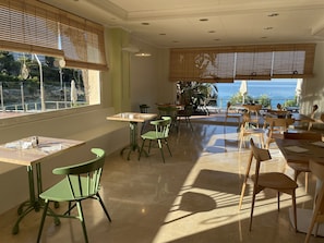 Petit déjeuner, déjeuner et dîner servis sur place