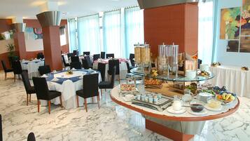 Desayuno buffet (EUR 5 por persona)