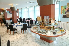 Café da manhã com buffet todos os dias (EUR 5 por pessoa)