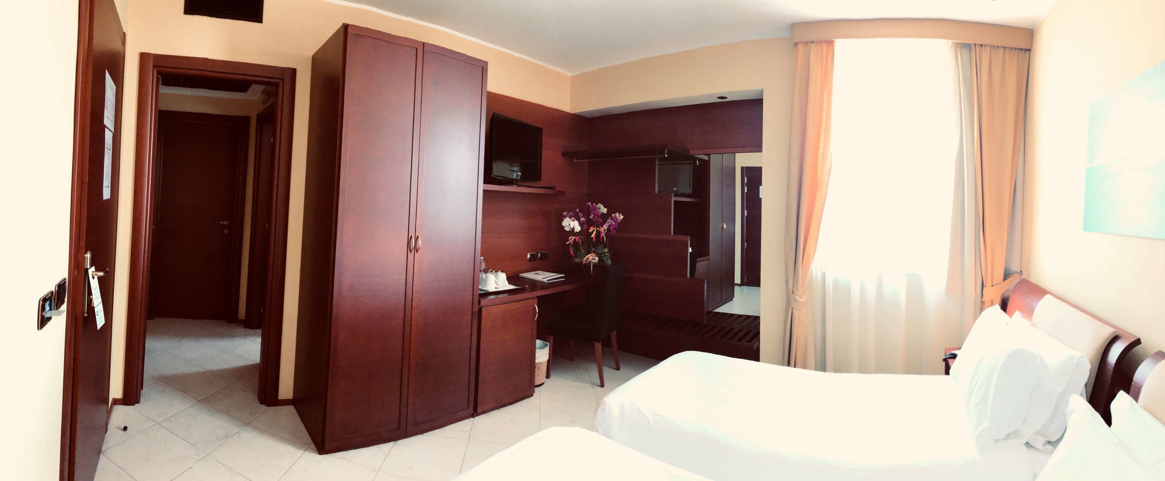 Edredones de plumas, minibar, caja fuerte y escritorio