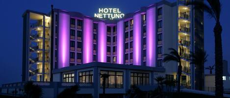 Voorkant accommodatie - avond/nacht