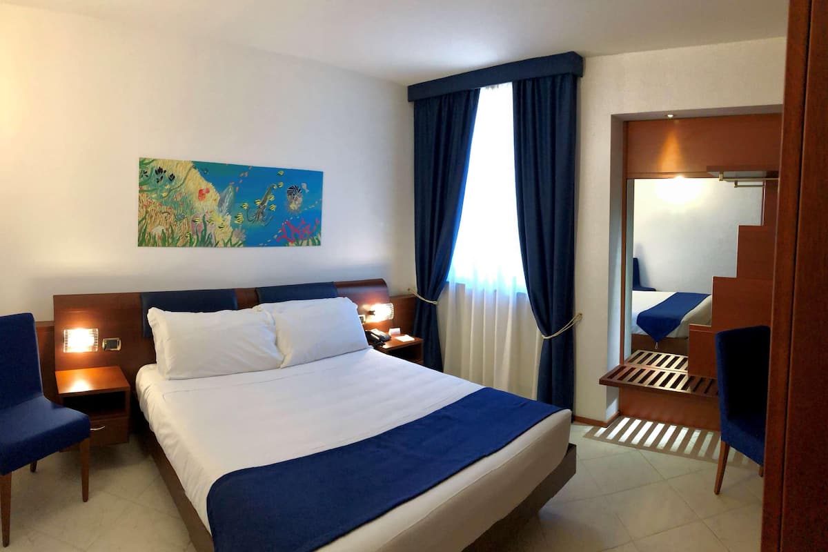 Down comforters, minibar, in-room safe, desk