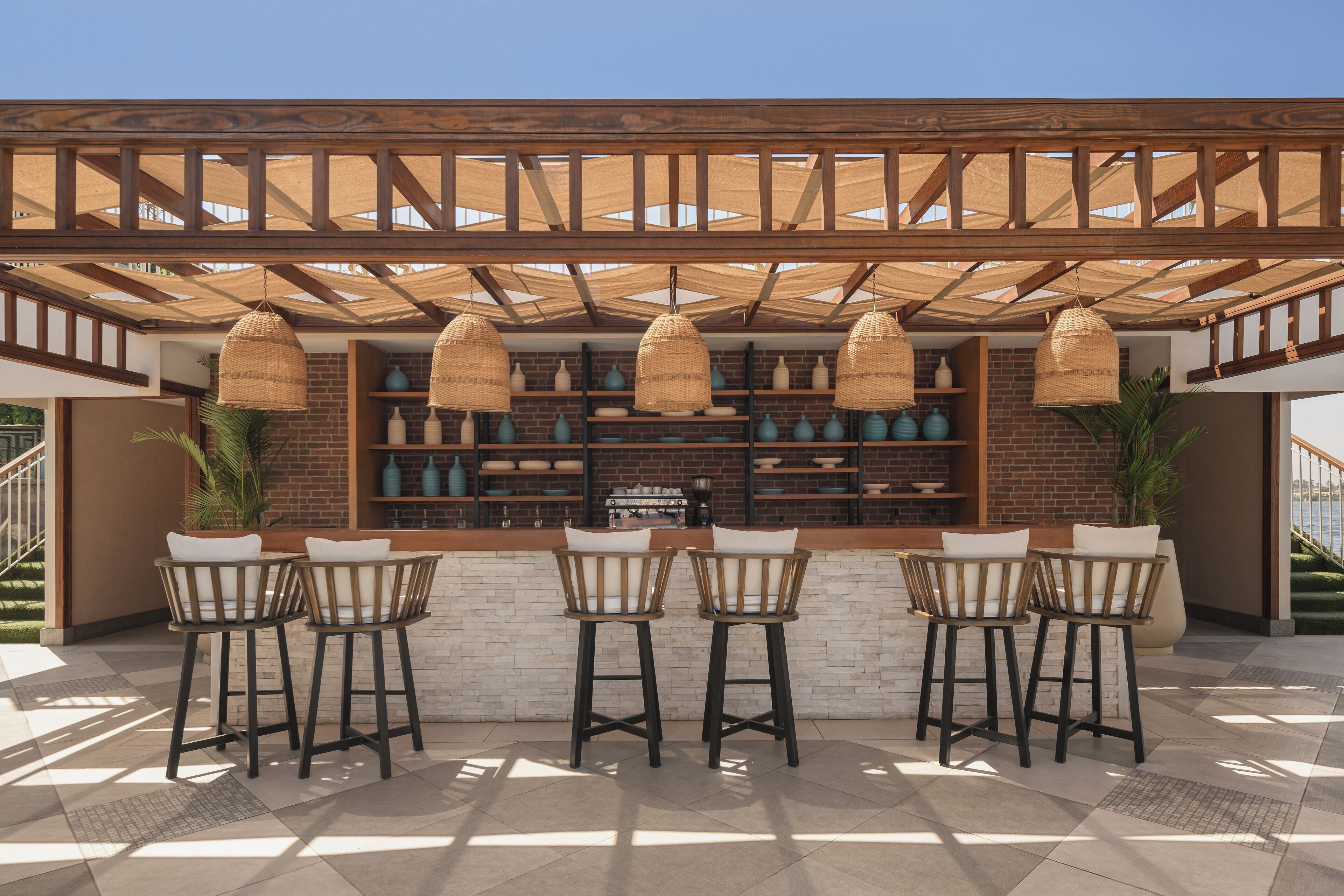 3 restaurants, breakfast, lunch, dinner served; international cuisine