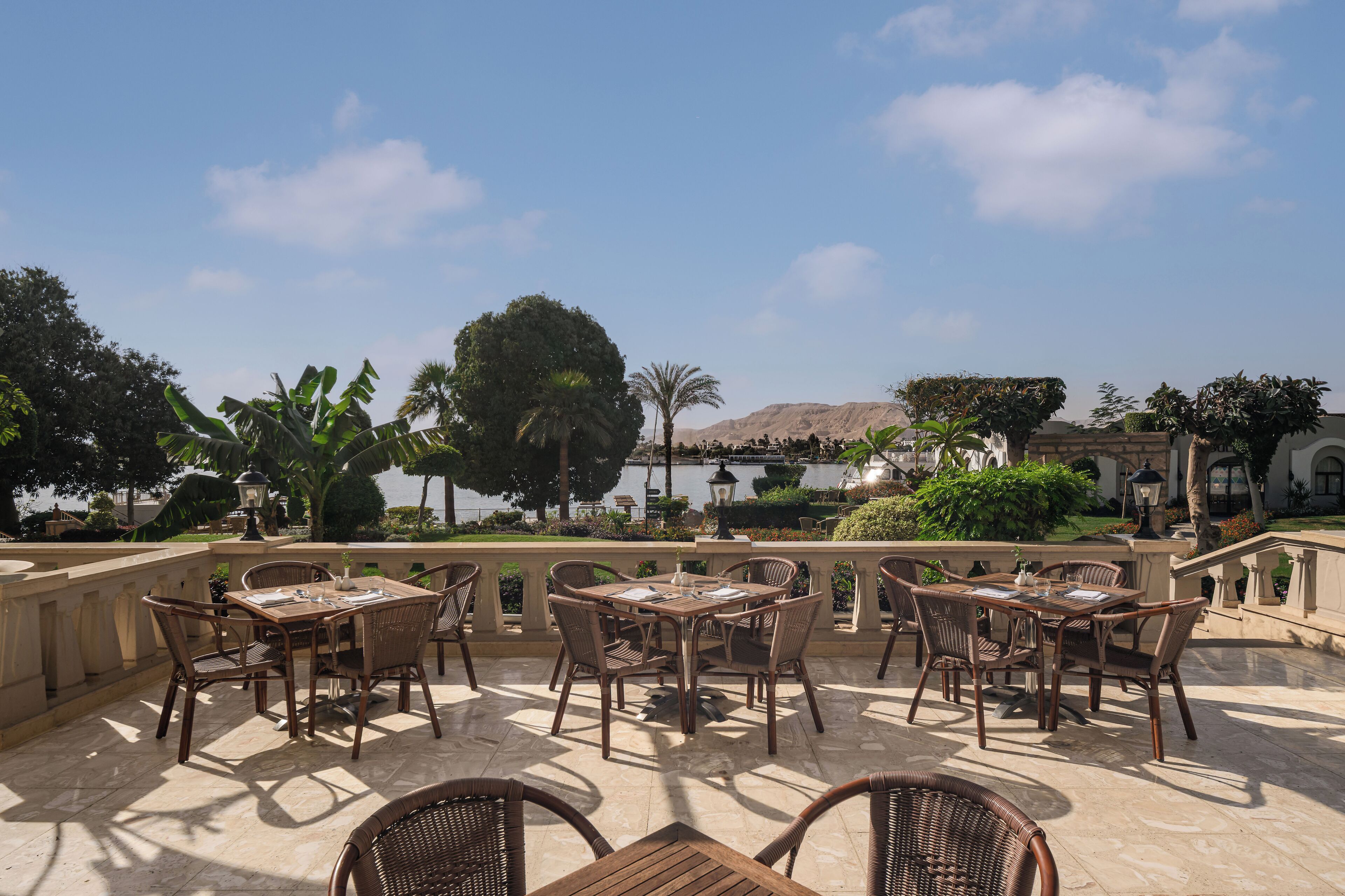 3 restaurants, breakfast, lunch, dinner served; international cuisine