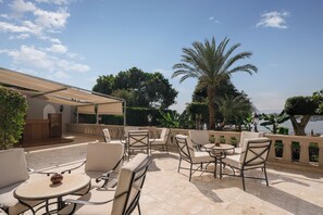 3 restauranter, frokost, lunsj og middag serveres, internasjonale retter