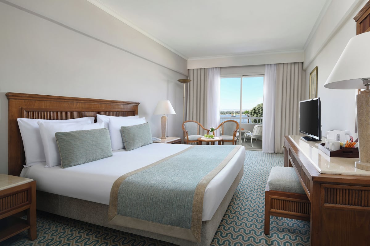 Minibar, in-room safe, blackout curtains, WiFi