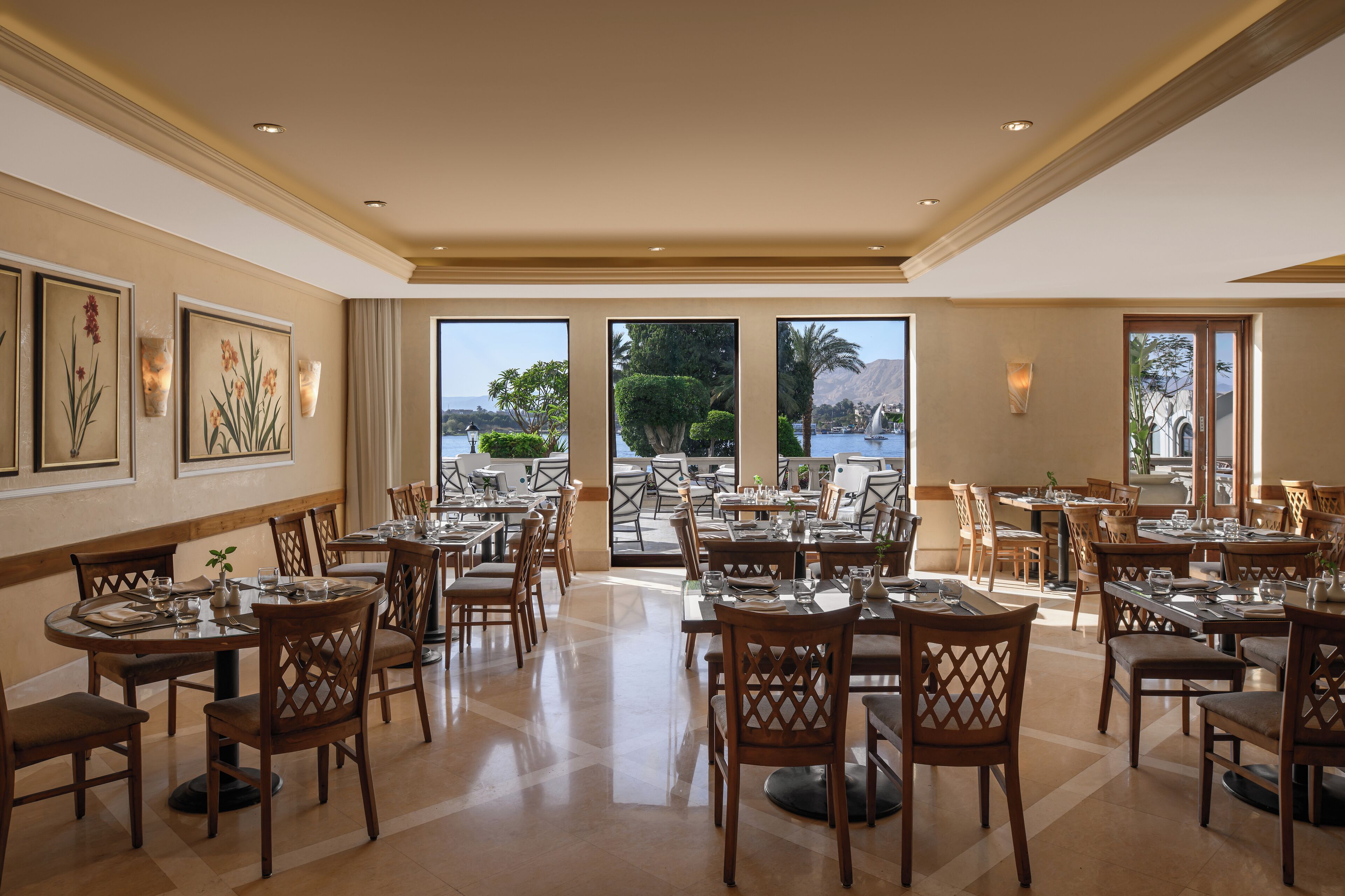 3 개의 레스토랑, 아침 식사, 점심 식사, 저녁 식사 제공(세계 요리)