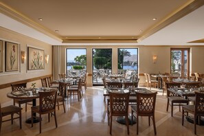 3 restauranter, frokost, lunsj og middag serveres, internasjonale retter