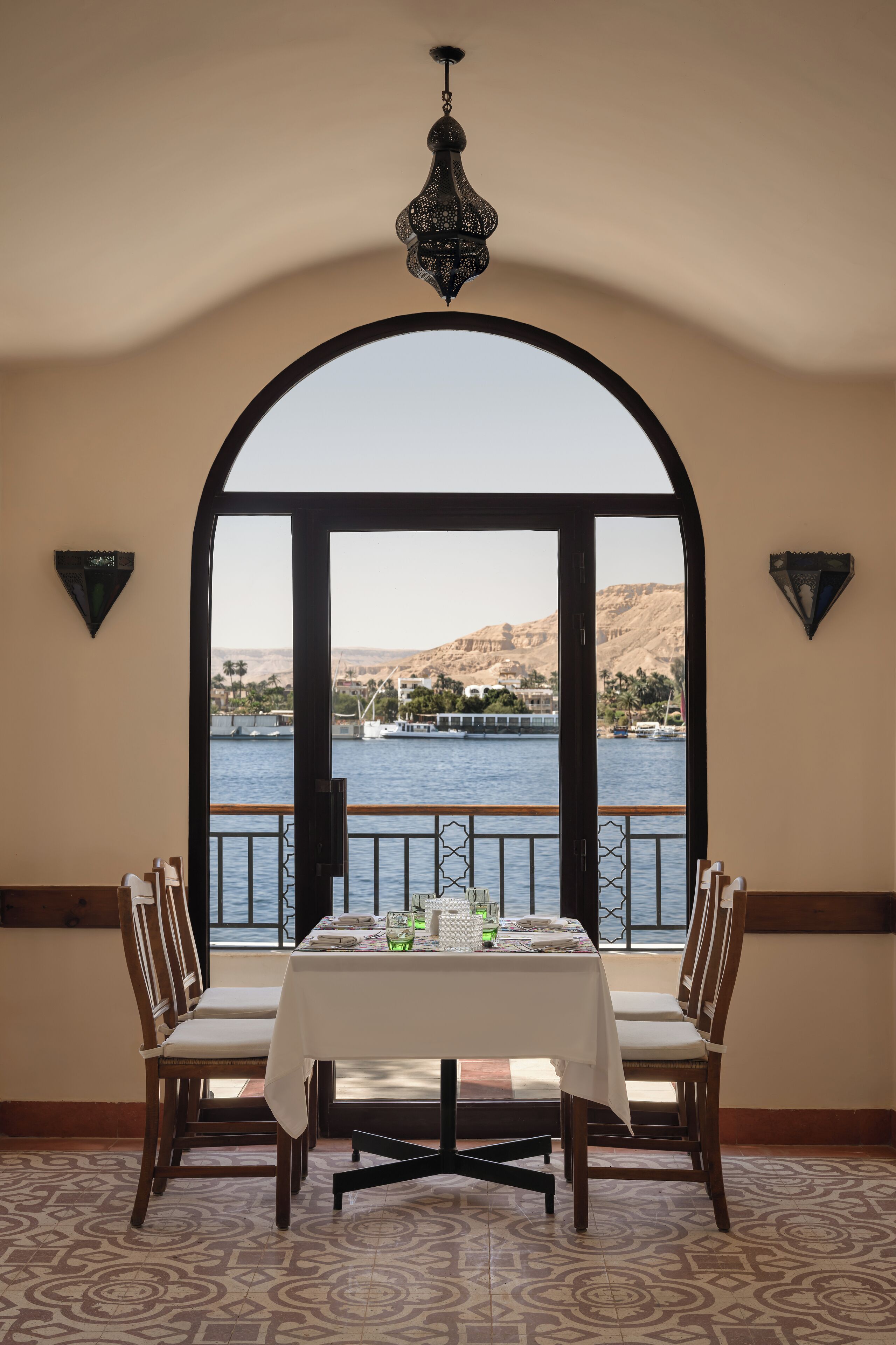 3 restaurants, serveren ontbijt, lunch, diner, internationale gerechten