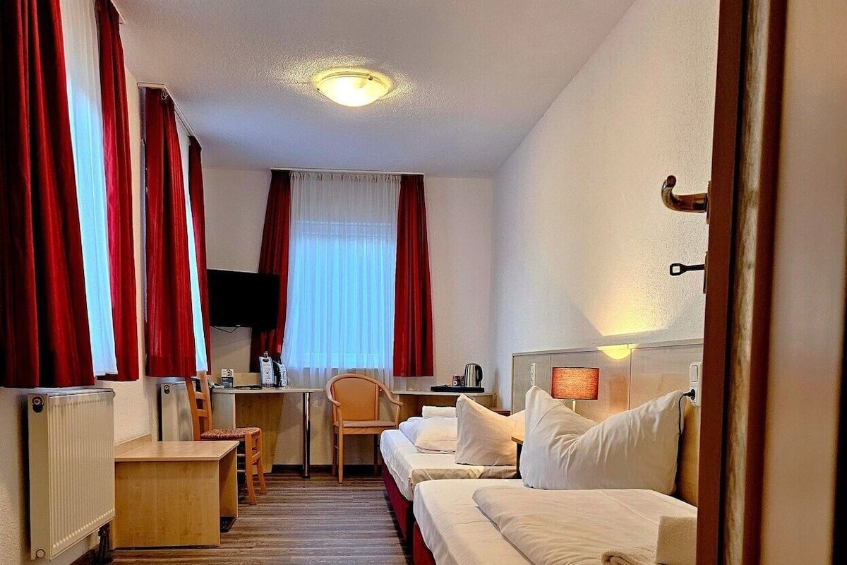 Luxe beddengoed, een kluis op de kamer, een bureau
