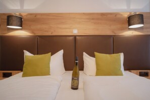Habitación doble superior (Small Villa) | Ropa de cama de alta calidad y caja de seguridad en la habitación 