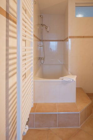 Habitación doble superior | Baño | Secadora de cabello y toallas 