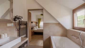 Kleine Villa - Deluxe Doppelzimmer | Badezimmer | Haartrockner, Handtücher