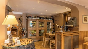 S'hi serveixen plats de cuina internacional