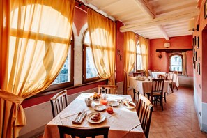 Desayuno bufé gratuito y diario