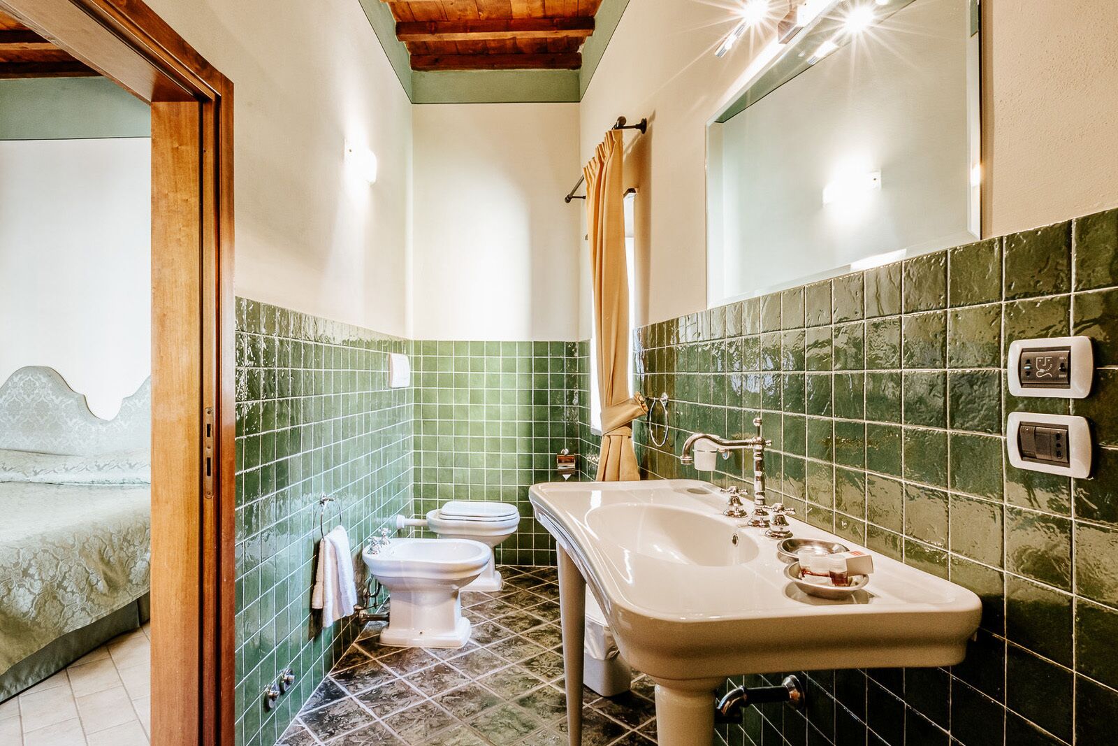 Deluxe | Bagno | Set di cortesia gratuito, asciugacapelli, bidet, asciugamani