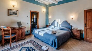 Deluxe | Minibar, in-room safe, desk, blackout drapes