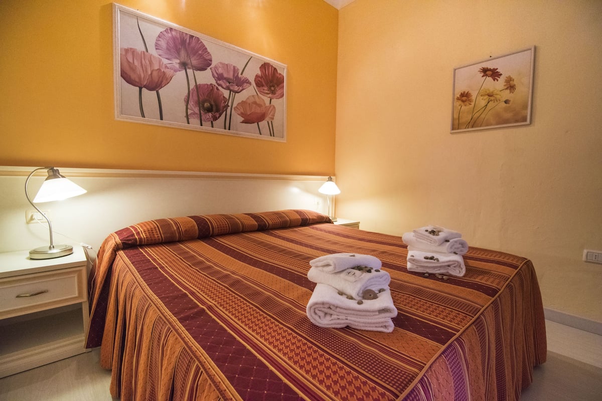 standard room | in-room safe, desk, free cots/infant beds, rollaway beds