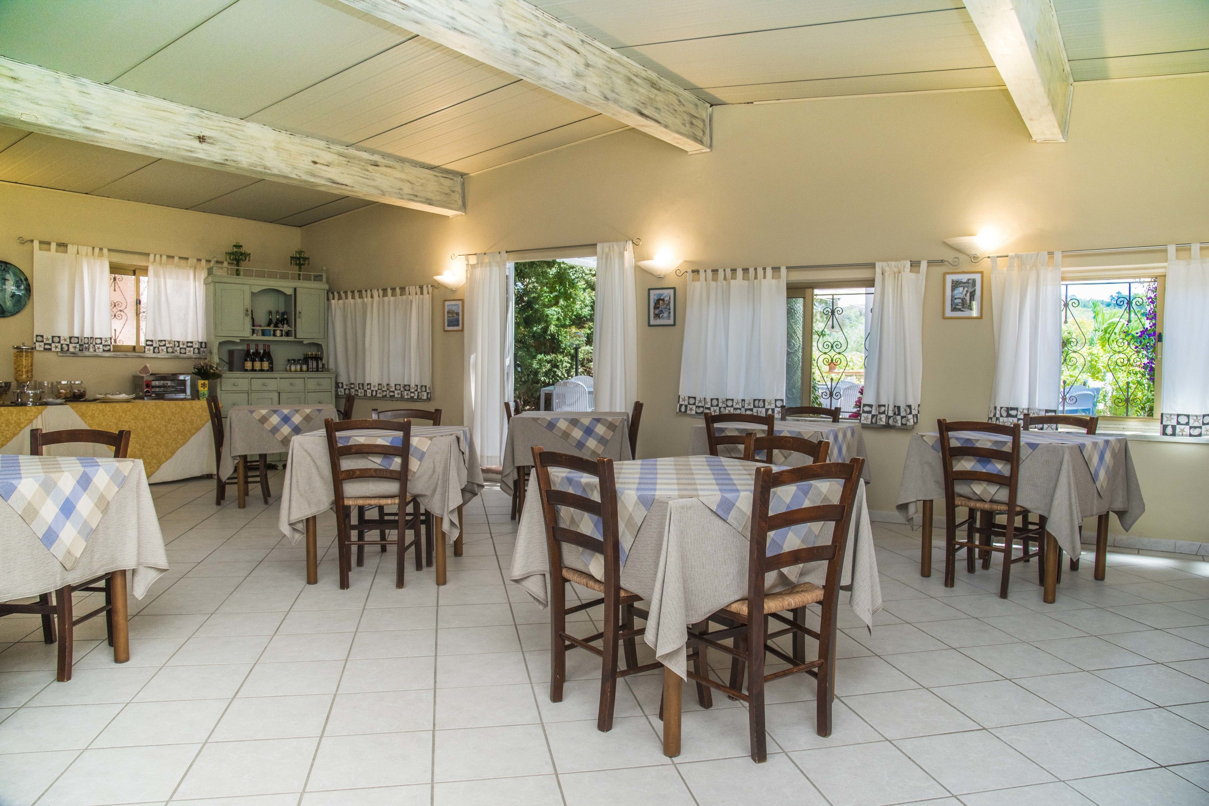 Se sirven desayunos, cenas y cocina italiana con vista al jardín