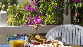 FrĂŒhstĂŒck, Abendessen, italienische KĂŒche, Blick auf den Garten
